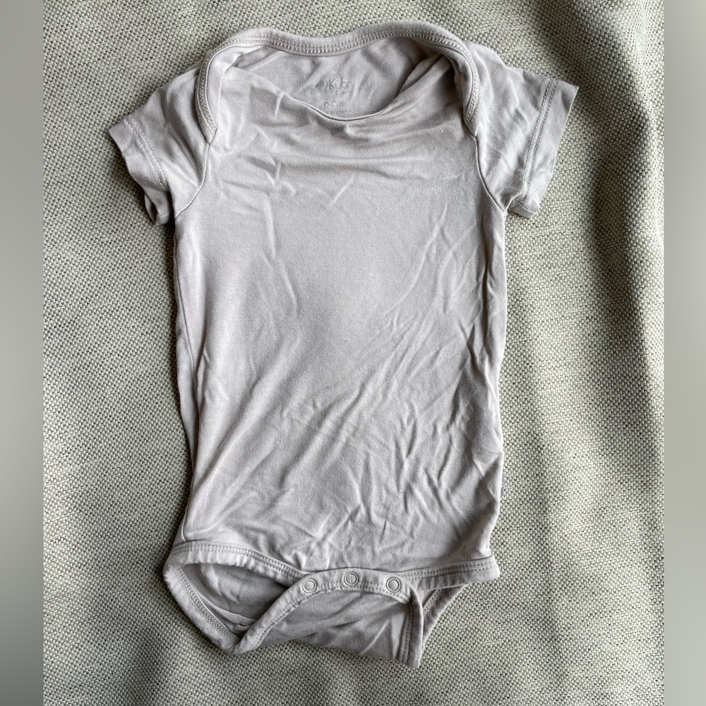 Cloud Kyte Baby Bodysuit - 0-3 months - EUC